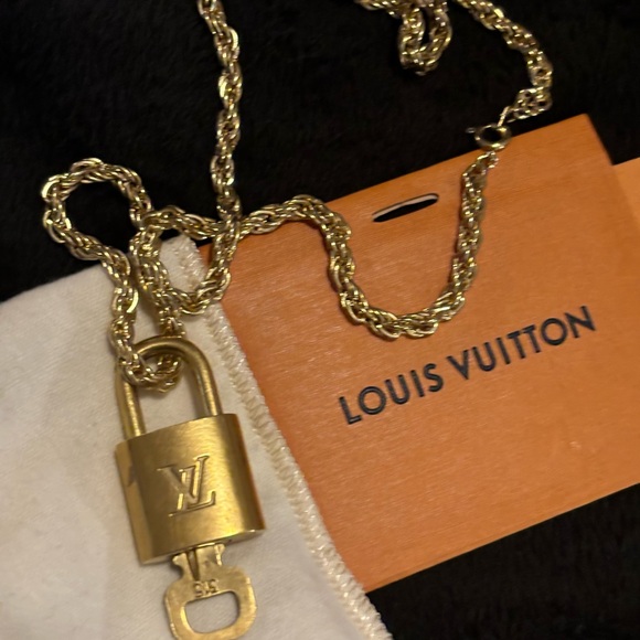 Louis Vuitton Gold Padlock Lock N Key #315 with 18’ Unbranded ROAP Chain - Picture 8 of 13